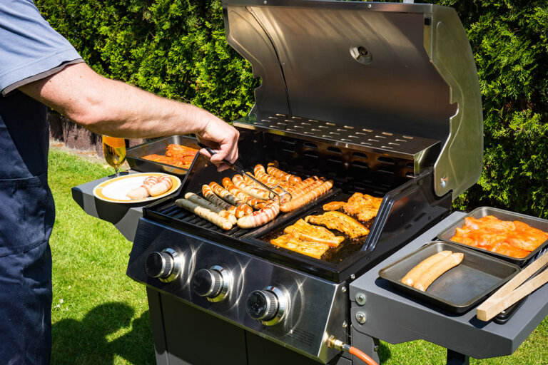 barbecue à gaz avec 3 brûleurs