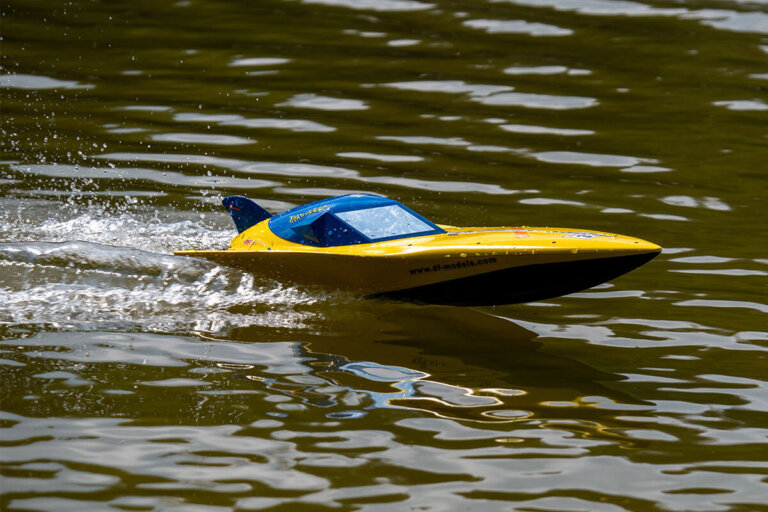 bateau télécommandé